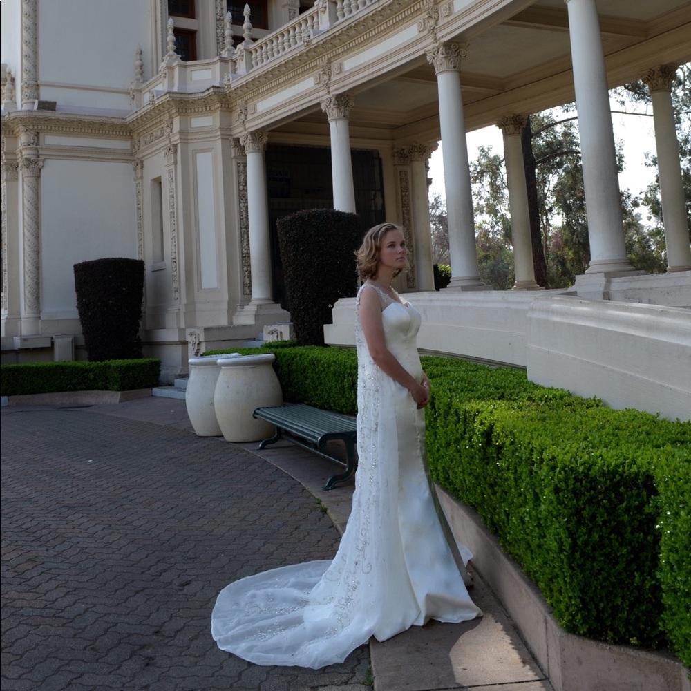 New with tags prom or wedding dress size 4
Italian